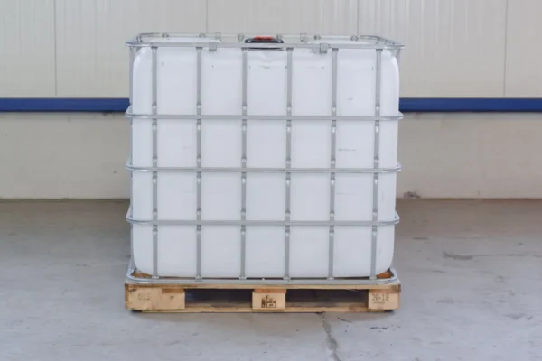 cuve-1000-litres-non-nettoye-palette-bois-detail-vue-de-cote.webp