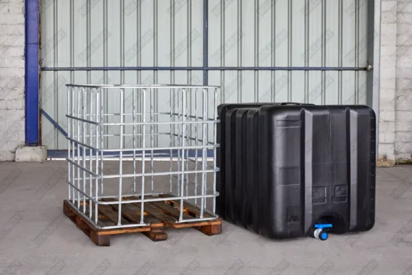 cuve-ibc-noir-1000L-remis-a-neuf-palette-bois-exterieur-cage.webp