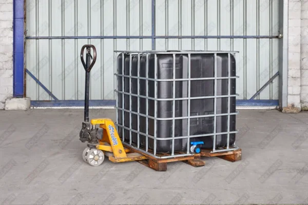 cuve-ibc-noir-1000L-remis-a-neuf-palette-bois-sur-transpalette.webp